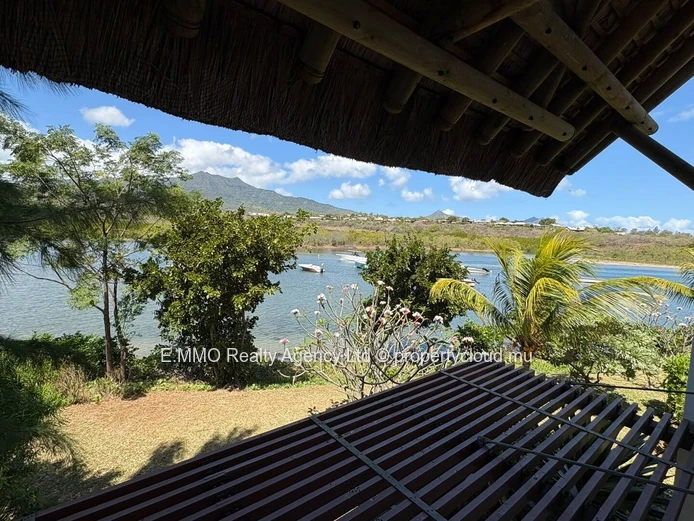 3-bedroom duplex with private pool – La Mivoie, Black River