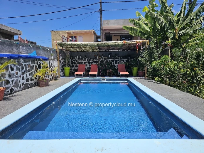 Maison spacieuse avec piscine, idéale pour table d'hôte 
