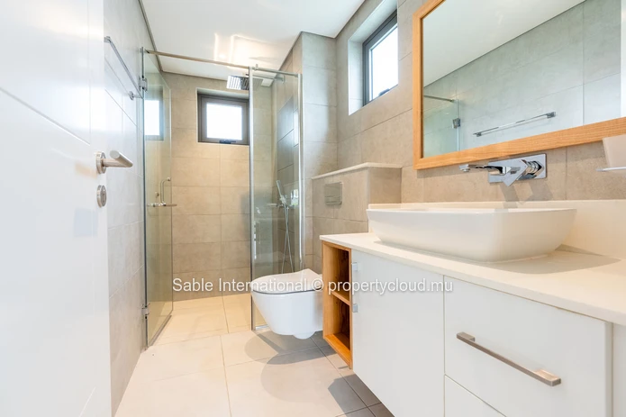 Elegant Apartment with Communal Pool in Pointe aux Canonniers - Modern Features, Close to Amenities 