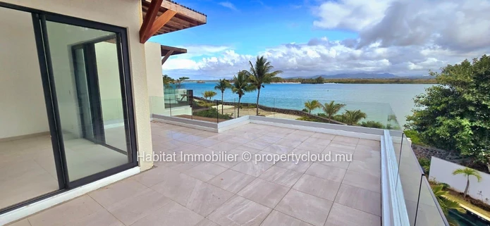 This stunning unfurnished beachfront villa of 300 m² nestled within an intimate and secure residence