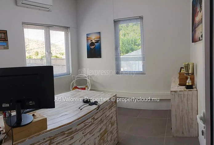 À louer – Bureau indépendant de 13m² (rez-de-chaussée)