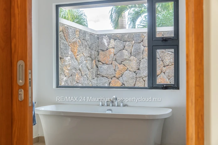 Exclusive 5-Bedroom Villa Bordering Black River National Park