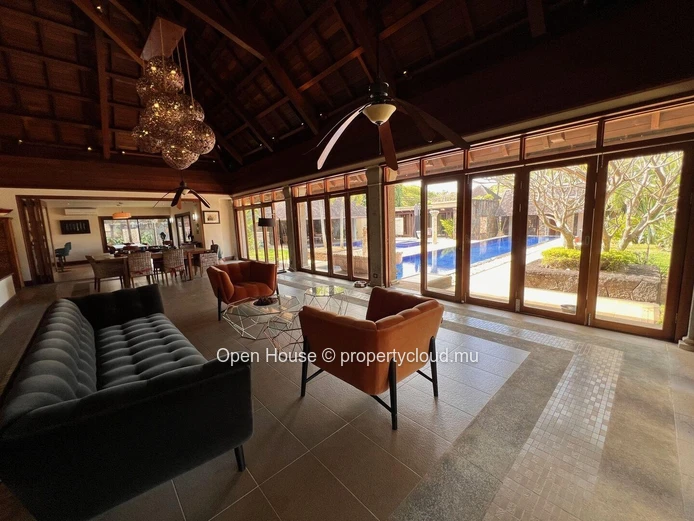Superbe villa balinaise à Pointe aux Canonniers. 3 villas, 2 piscine. Prestations de très grand standing.