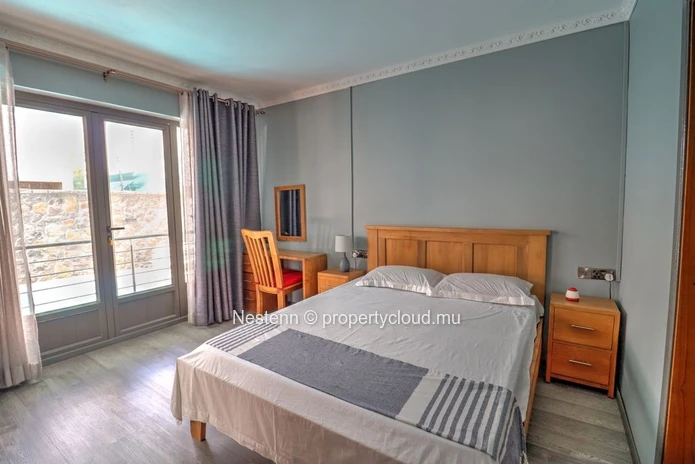 Appartement moderne de 2 chambres avec salle de bains privative et piscine