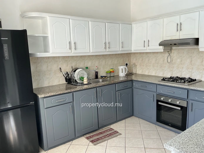 FOR RENT, charming duplex villa in a secure complex, 2 minutes from the public beach, Pereybere