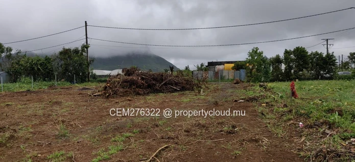 Terrain à vendre de 26 perches à Circonstance, Moka – Emplacement de choix pour votre prochain investissement !