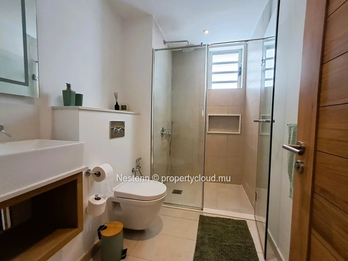 Modern duplex apartment with sea view and beach access