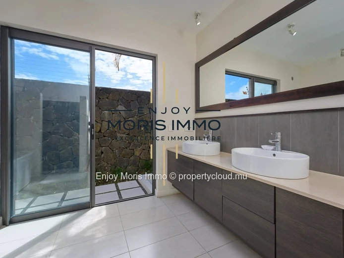 Villa contemporaine à vendre à Péreybère – 3 chambres | Piscine privée | Bureau | Garage | Résidence sécurisée