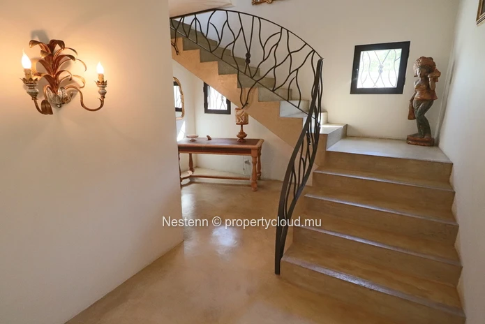 Residential estate with 1 villa and 4 bungalows - With license. 