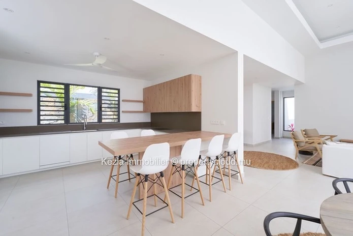 Villa Contemporaine Aux Lignes Épurées