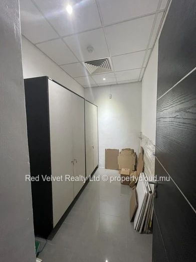 Espace commercial de 3 000 pieds carrés au rez-de-chaussée avec stationnement – Quatre Bornes