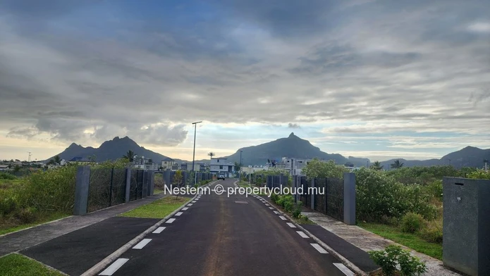 Terrain à vendre à l'Avenir, 581,12 m² clôturé avec vue sur la montagne, proche des écoles, des arrêts de bus, du gol...