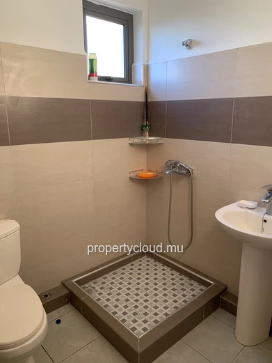 Flic en Flac location d'un triplex de 3 chambres avec piscine et vue dégagée sur Flic en Flac