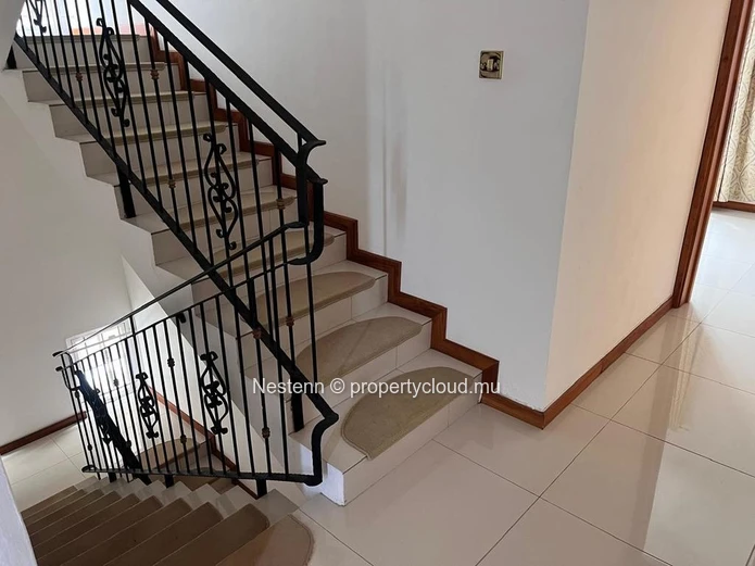 Charmante maison de ville de 3 chambres avec piscine privée et équipements modernes