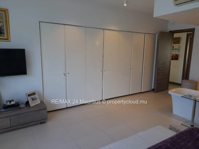 Stunning 3-Bedroom Residence with Private Pool, Jacuzzi, and Direct Beach