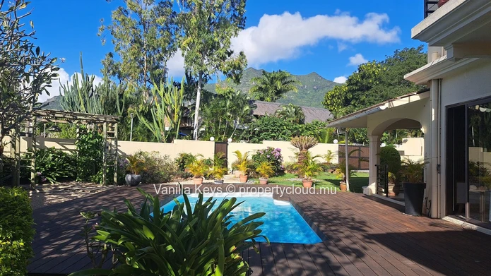 Exceptional 4-bedroom villa with pool, on long term rental in Petite Rivière Noire