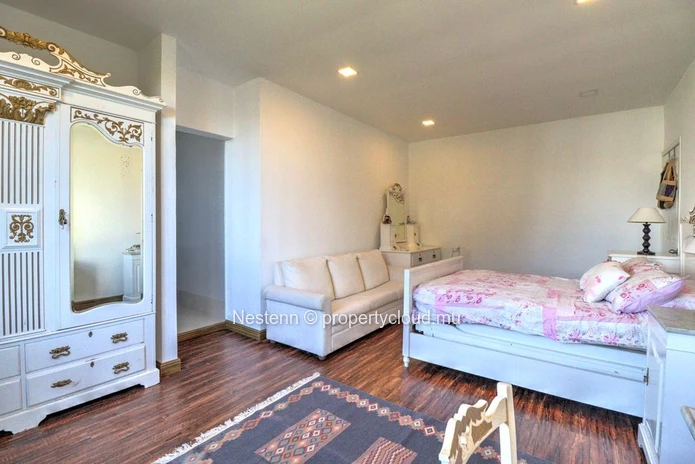 Bright 4-bedroom family apartment – Prime location