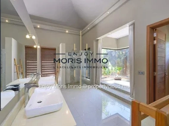 Villa contemporaine 4 chambres + bureau– Grand Baie | 330 m² | Piscine privée | Villa meublée