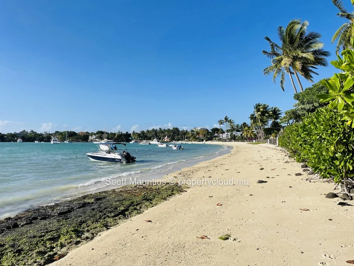 Appartement moderne en bord de plage où luxe et vues à couper le souffle sur la mer se fondant en une oasis tranquille
