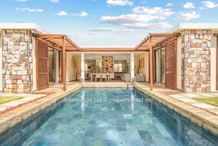 Élégante Villa avec Piscine, Jardin et Terrasse Couverte à Pereybere – Résidence Privée Sécurisée (RES)
