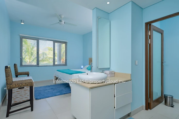 Appartement de standing avec plunge pool – À 1 minute à pied de la plage de Bain Bœuf. Prix : 430 000 €.