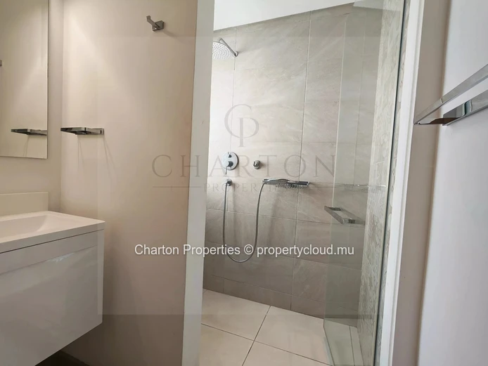 Duplex de 3 chambres avec piscine et jardin en bord de rivière à Rivière Noire