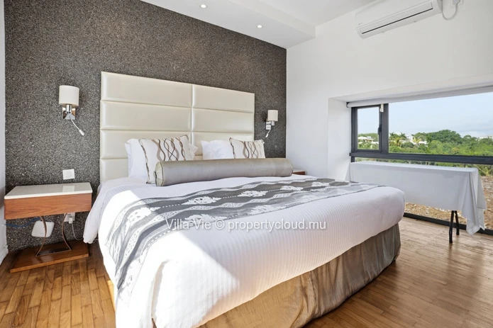 Calodyne - Elegant 4 en-suite bedroom home with swimming pool and garden