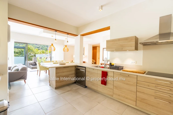 Penthouse PDS à vendre à Tamarin, Rivière Noire. Terrain de 210m², 3 chambres, piscine privée, vue rivière et montagne.