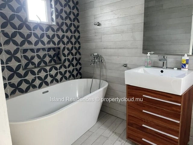 Modern fully furnished property with 2 apartments, pool and garage