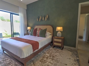 3-bedroom villa with private pool, jacuzzi, sea access, and close to golf