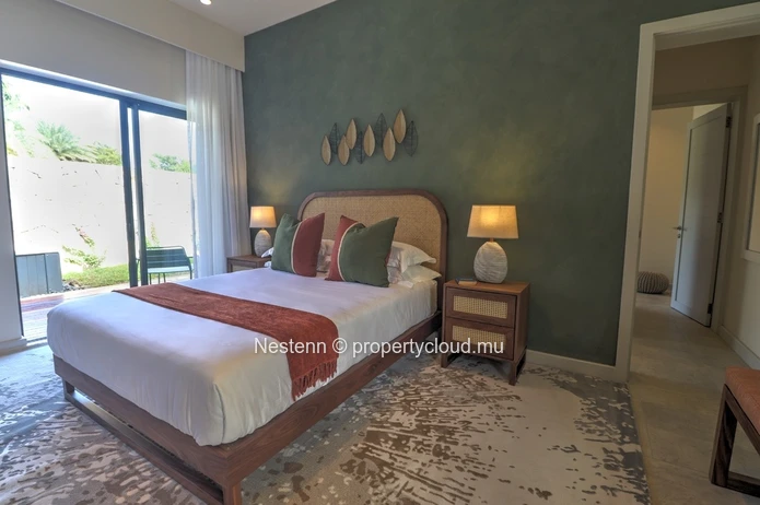 3-bedroom villa with private pool, jacuzzi, sea access, and close to golf