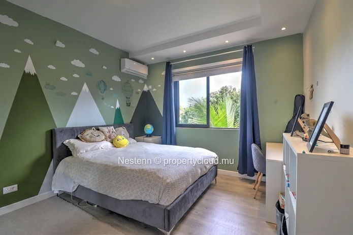 4-bedroom house  with secure garage and mountain view