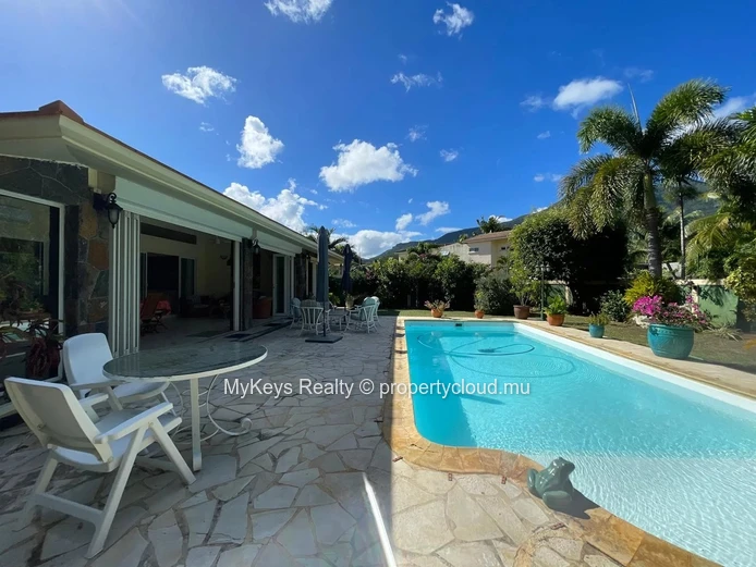 Tropical Garden – Private Swimming Pool – Mountain View