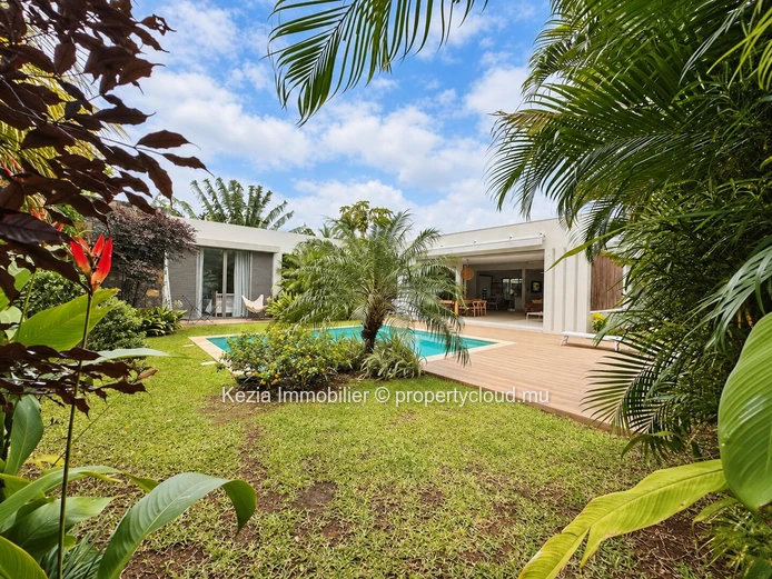 Une Villa Au Charme Naturel, Ouverte Sur Le Jardin