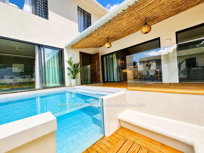 Contemporary Villa With High-End Amenities