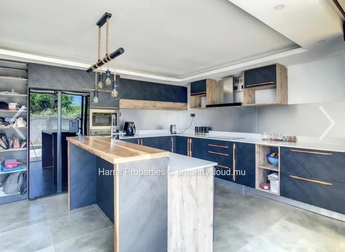 Spacious house for sale – Grand Gaube 