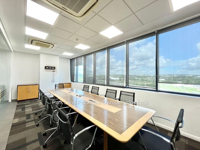 Bureau meublé de 998 m² prêt à être occupé à Ebene