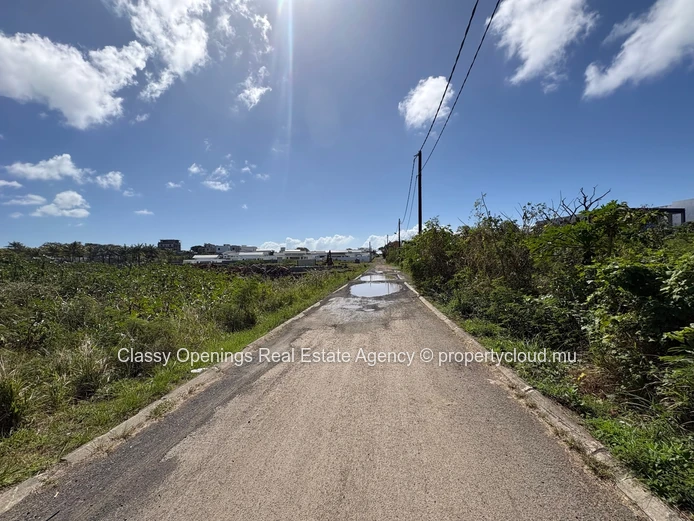 850 m² Grand Baie Land — Quiet Street, Near Bus, School & Shops