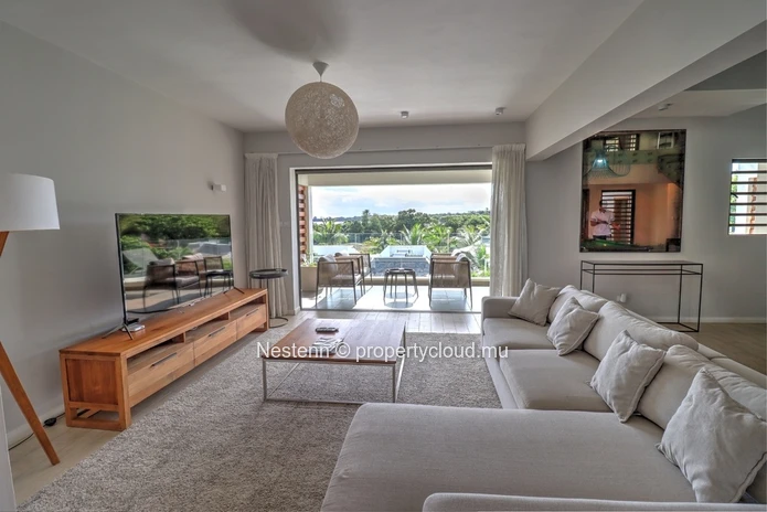 4-bed penthouse with sea view in a sought-after region. 