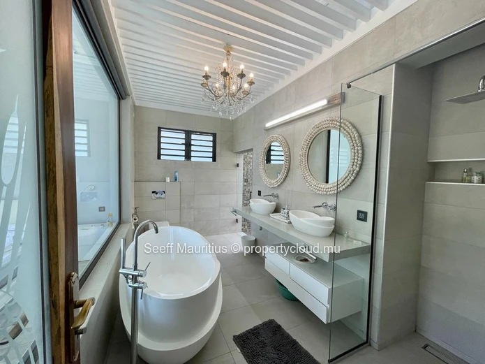 Sanctuaire Moderne : Le Luxe au Cœur d'un Domaine Exclusif