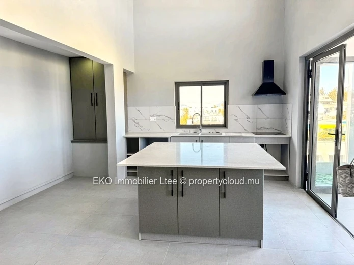 Luxurious Flic en Flac Penthouse: Foreigners Welcome!