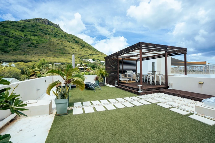 Luxury Penthouse with Stunning Sea Views in Tamarin - 160m² Living Space, Communal Pool, Rooftop Access, Fully Furnished