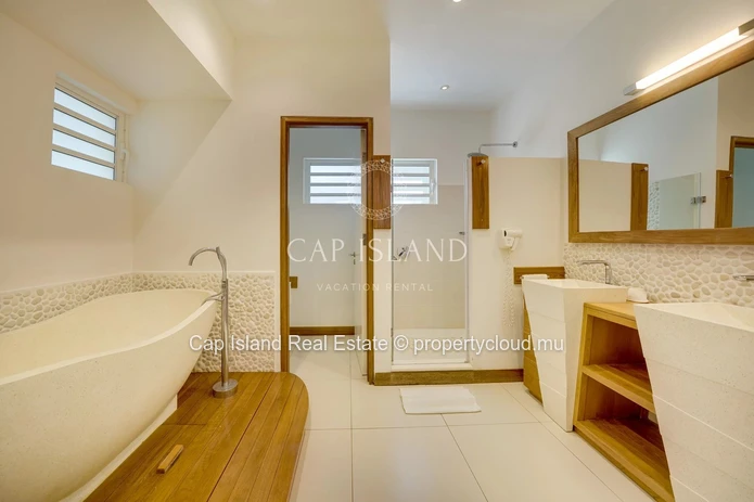 Cap Malheureux - Apartment with lagoon view, 30 meters from its private beach