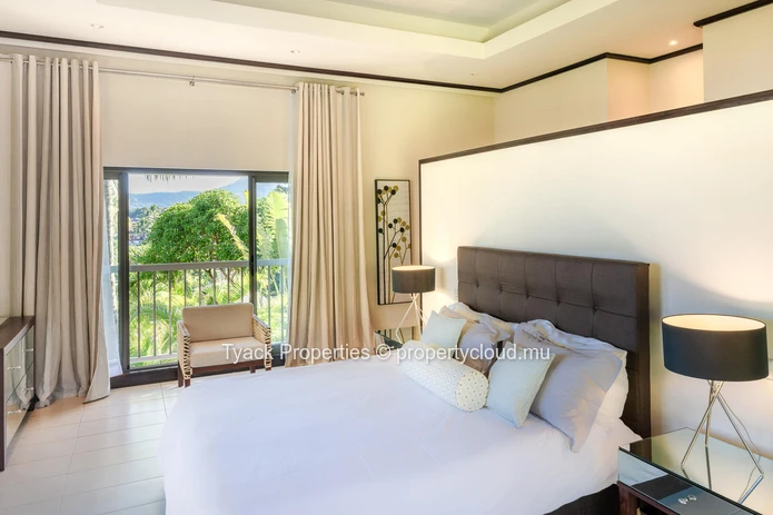 Exquisite 6-Bedroom Villa with Golf & Resort Privileges