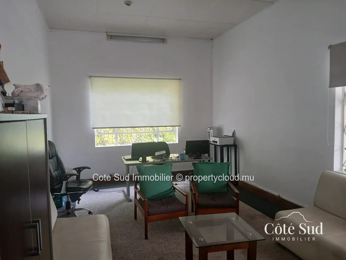 Spacious 400 m² offices in Floréal – 8 modern rooms