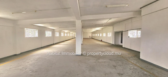 To rent : Large unfurnished open-space office of 464 m² in Port Louis