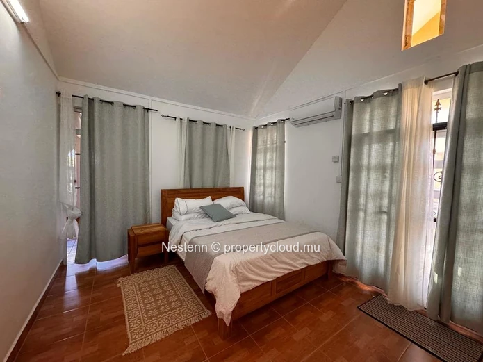Villa contemporaine en duplex de 4 chambres dans un quartier calme.
