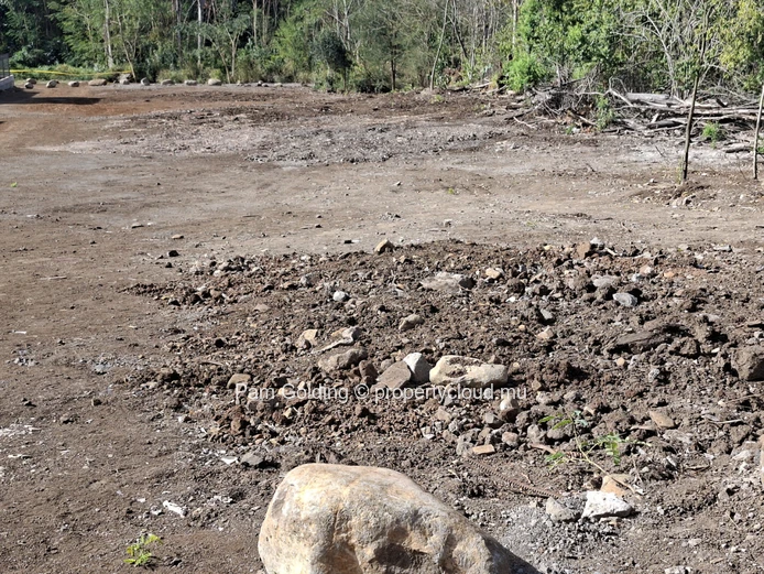 Vaste terrain à vendre à Rivière Noire