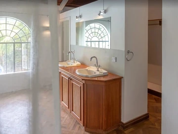 5 Bedroom Villa