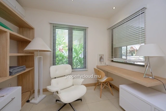 For sale: villa in a prestigious residence accessible to foreigners. Two minutes from the center of Grand Baie.